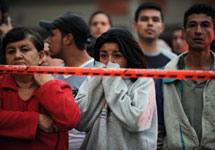 Curios y asustados, los habitantes de Bogot.| AFP