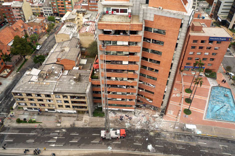 Vista de la destruccin que dej el coche bomba en el edificio de Radio Caracol. | AFP