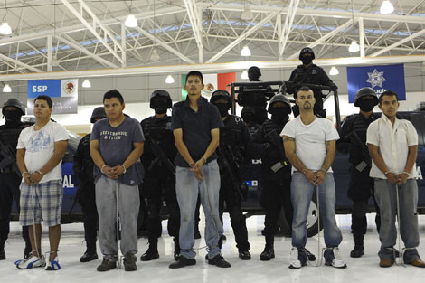 Los cinco detenidos. No Fuentes Chavira es el primero de la izquierda. | Efe