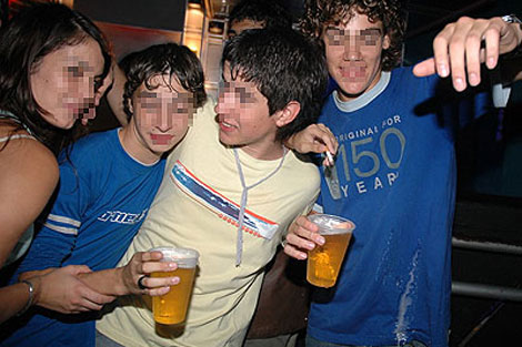Adolescentes bebiendo en una discoteca de Buenos Aires. | Region.com