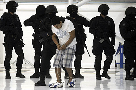 Uno de los detenidos junto a Rogelio Amaya, que ha confesado que se instruyen a sicarias. | Efe