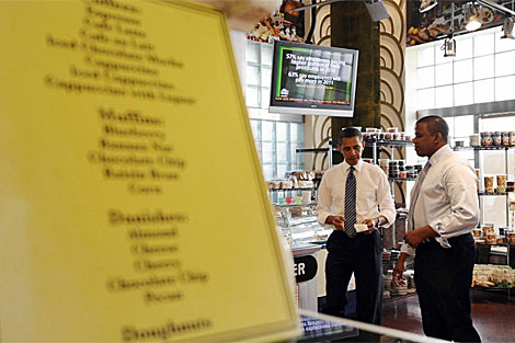 Obama, al centro, con Kendrick Meek en una cafeteria de Miami. | AP