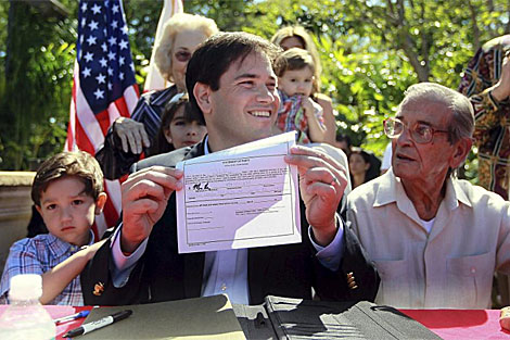Rubio, cuando present su candidatura, junto a su hijo y su padre. | AP