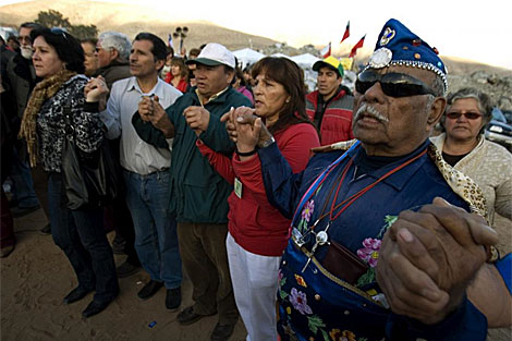 Familiares de los trabajadores atrapados rezan a las afueras de la mina. | Efe