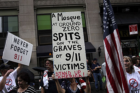 'La mezquita escupe en las tumbas de las vctimas del 9/11'dice el cartel. | AP