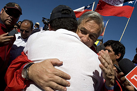 El presidente Piera abraza a un familiar de los mineros atrapados. | Efe