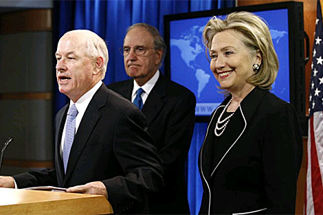 El portavoz del Departamento de Estado, P.J. Crowley (i), junto a la secretaria Clinton. | Reuters