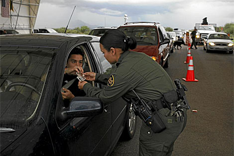 La Patrulla Fronteriza comprueba la identidad de las personas que cruzan la frontera en Arizona. | AP