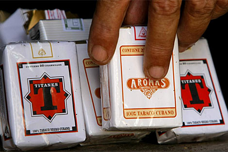 Un jubilado cubano vende al por mayor en la calle los cigarrillos subsidiados. | AP
