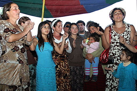 Un grupo de gitanos canta a los familiares de los mineros. | J. Barreno
