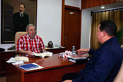 Fidel Castro dialoga con Hugo Chvez en la visita sorpresa del mandatario a Cuba. | Afp