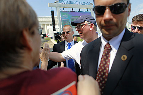 Glenn Beck saluda a sus simpatizantes en Washington. | AP