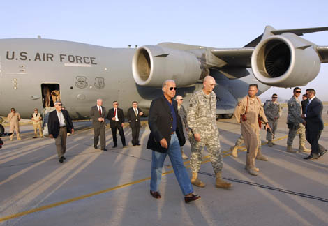 Biden, a su llegada a Irak. | Reuters
