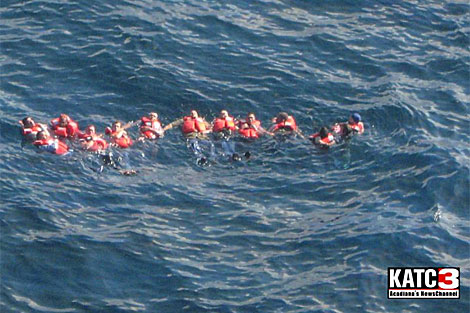 Los 13 supervivientes de la plataforma flotando en el golfo. | AFP
