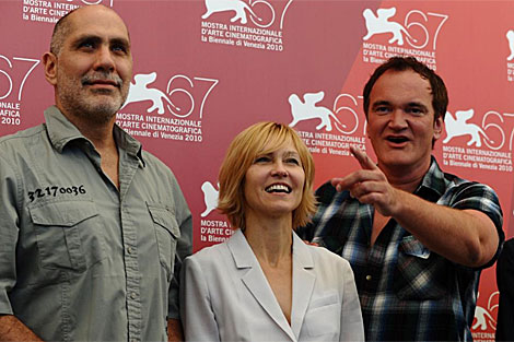 Arriaga (Izq.) junto al director de cine Quentin Tarantino en el festival de Venecia. | AFP