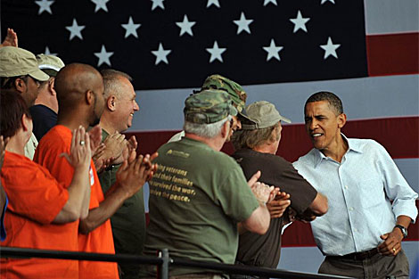 Obama saluda al pblico antes de pronunciar su discurso. | AFP