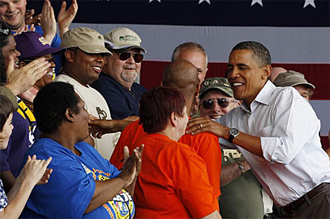 Obama llega al local donde presentó su plan. | AP