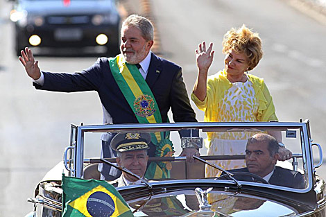 Lula da Silva y Marisa Leticia saludan desde su vehculo. | AP