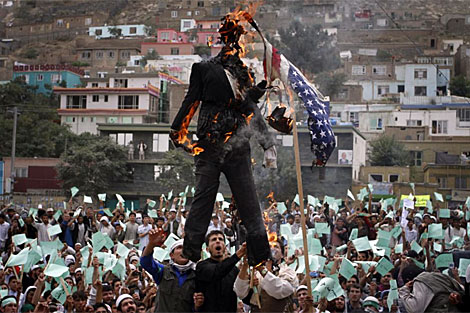 Población afgana quema un muñeco y una bandera de EEUU. | AP