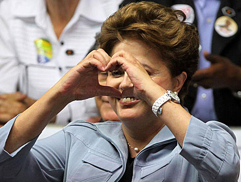 Dilma Rousseff hace un corazn con sus manos tras un mitin en Betim, Minas Gerais. | AFP