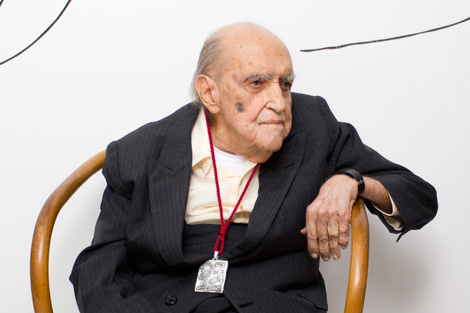 Oscar Niemeyer, con la Medalla de las Artes y las Letras de Espaa. | Roco Badiola