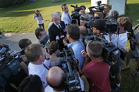 Terry Jones atiende a la prensa en Gainsville. | AFP