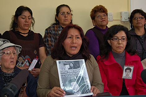Los familiares de las vctimas del 'fujimorismo' en la rueda de prensa. | ELMUNDO.es