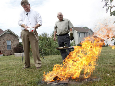 Los pastores Bob Old y Danny Allen queman los coranes en Tennesse. | Foto: Reuters