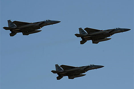 Vuelo de aviones F-15 durante una ceremonia de la NASCAR. | AFP