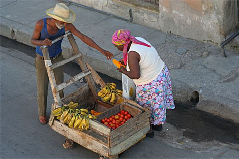 Una mujer compra calabazas en las calles cubanas. | Followtheroad.com