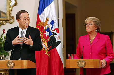Ban Ki-moon (d) habla en una rueda de prensa en marzo en Santiago junto a Bachelet. | AFP