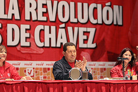 Hugo Chvez flanqueado por dos de sus 'guardianas'. | Reuters