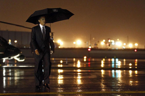 El presidente Obama se dirige al avin presidencial. | Reuters