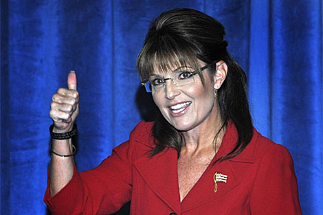 La ex gobernadora de Alaska Sarah Palin saluda al público en Des Moines. | Efe