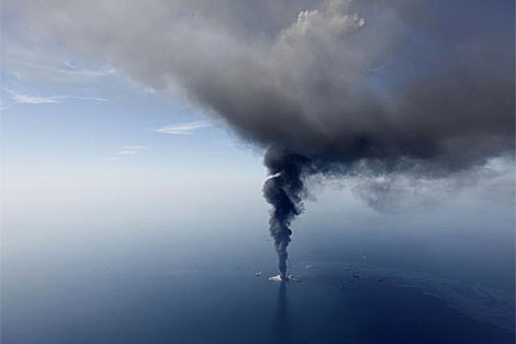 Imagen tomada el pasado 21 de abril, un da despus de la explosin de la plataforma de BP. | AP