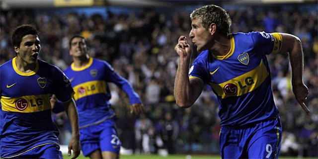 Martn Plermo, celebrando uno de los goles ante el Colon de Santa Fe. | Reuters