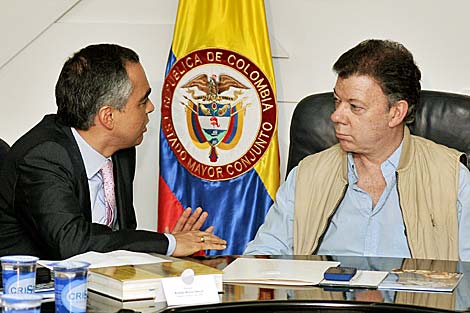 Juan Manuel Santos (d) escucha a su ministro de Defensa, Rodrigo Rivera. | Efe