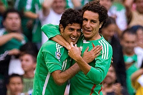 Carlos Vela y Efraín Juárez celebran un gol de México en el Mundial de Sudáfrica. | AFP