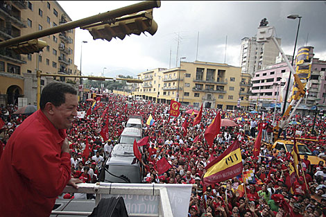Hugo Chvez saluda a sus seguidores en Caracas. | Reuters