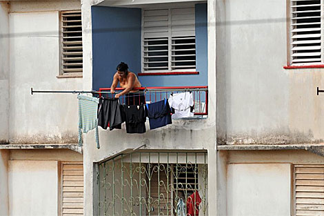 Una mujer tiende la ropa en un balcn de La Habana. | EFE