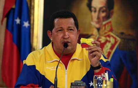 El mandatario venezolano muestra la tarjeta. | Reuters