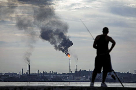 Un joven observa la refineria ico Lpez en la baha de La Habana. | AP