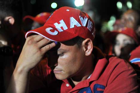 Un seguidor del lder venezolano tras conocer los resultados. | Afp