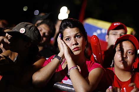 Seguidoras de Hugo Chvez, tras conocer los resultados electorales. | Reuters