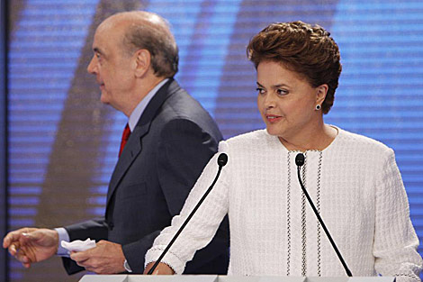 Jos Serra y Dilma Rousseff, durante el penltimo debate televisado. | AP