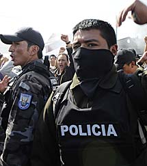 Varios policías protestan en Quito. | Reuters