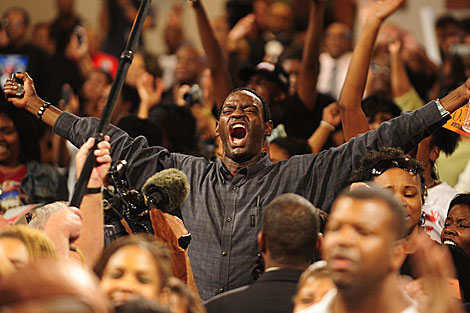 Un afroamericano grita en una movilizacin de gente de color. | ELMUNDO.es
