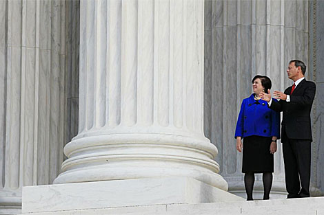 La nueva jueza Elena Kagan y el presidente del Tribunal Supremo de EEUU, John Roberts. | AFP