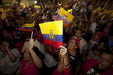 Varias personas muestran su apoyo al presidente Correa. | Reuters