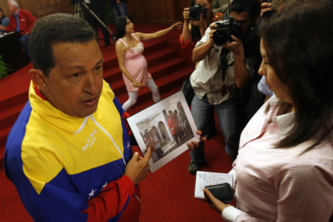 La periodista junto al presidente Chvez antes de la rueda de prensa. | Efe